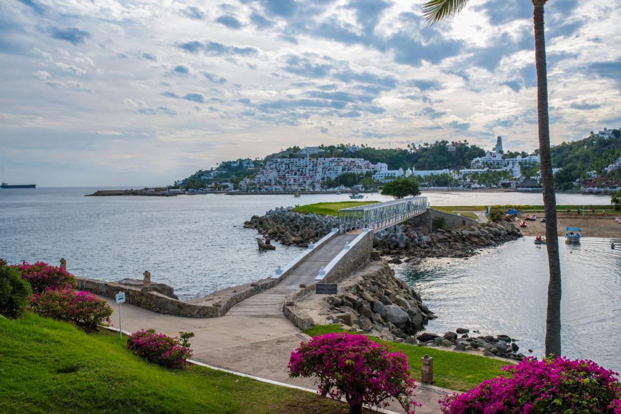 Las Hadas By Brisas Manzanillo Zewnętrze zdjęcie View of the Bay of Acapulco