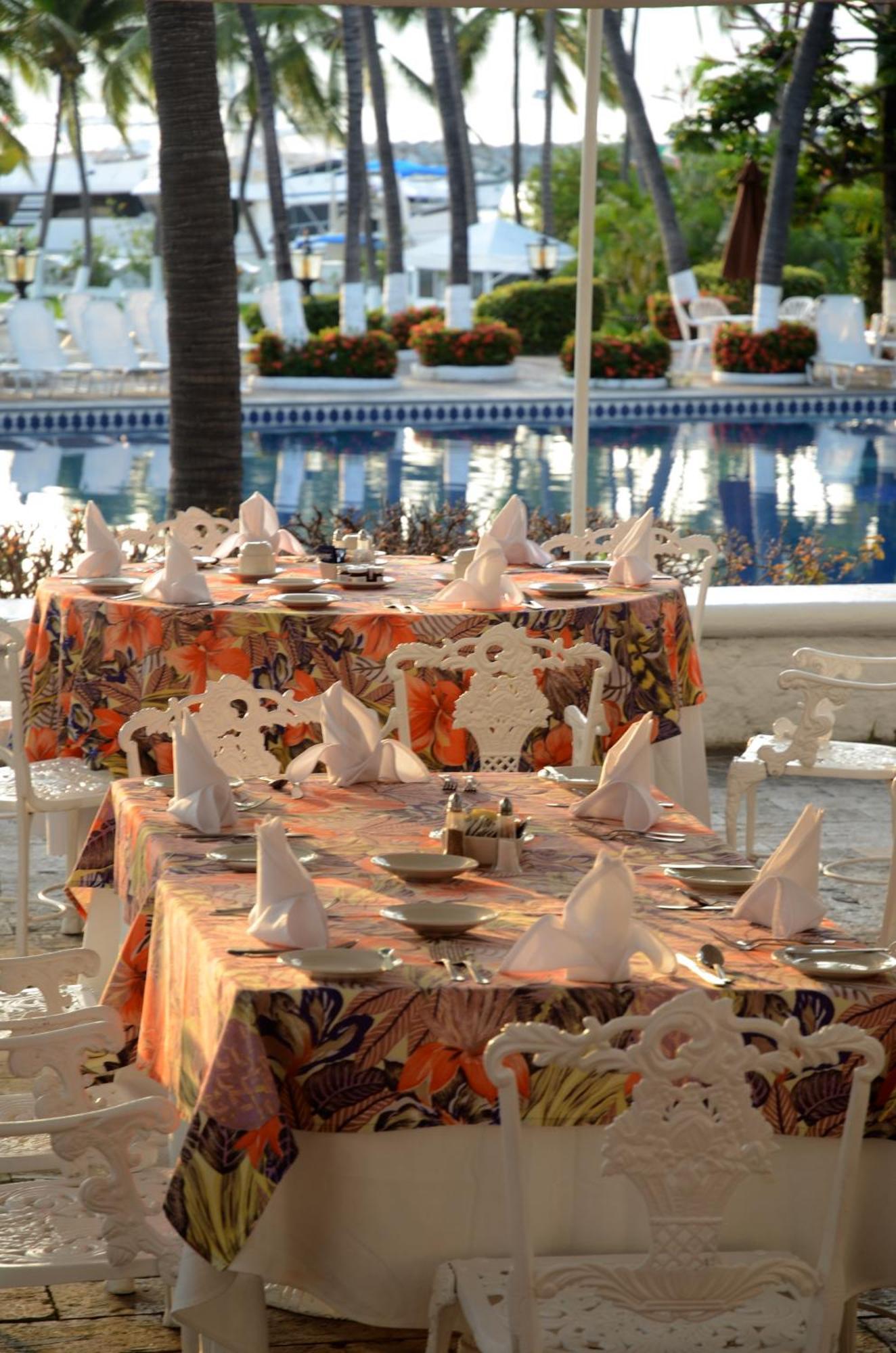 Las Hadas By Brisas Manzanillo Zewnętrze zdjęcie A table set for fine dining