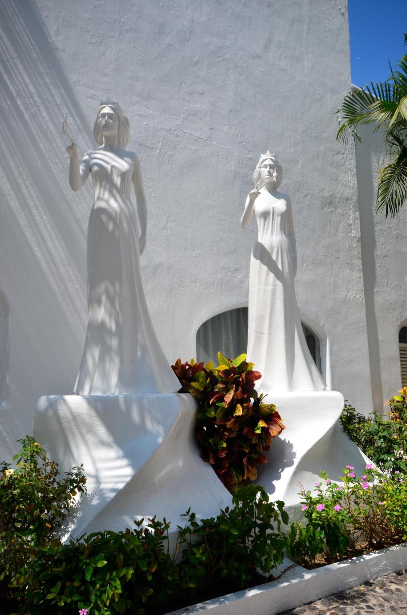 Las Hadas By Brisas Manzanillo Zewnętrze zdjęcie The two statues of the Virgin Mary