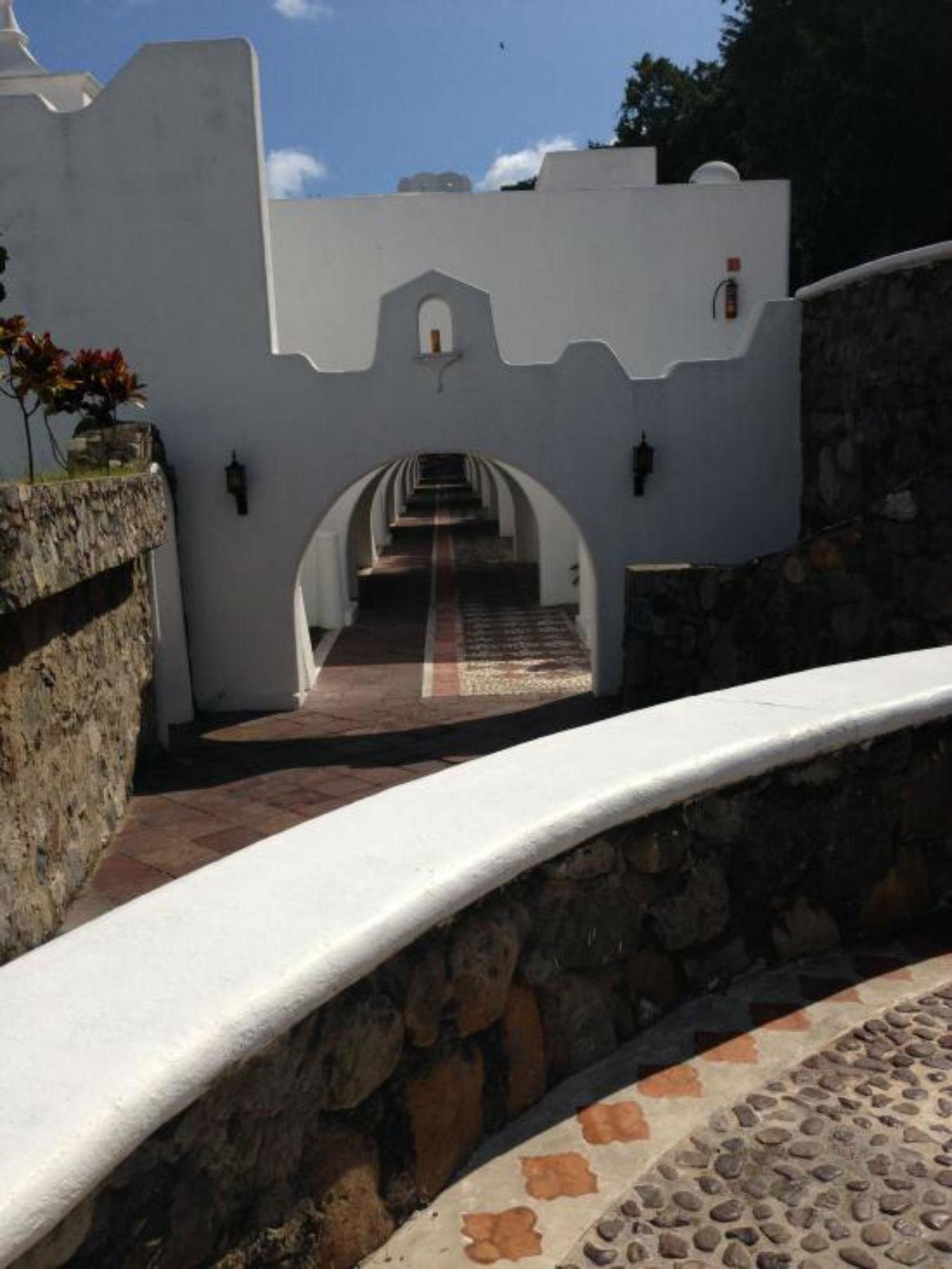 Las Hadas By Brisas Manzanillo Zewnętrze zdjęcie Entrance to the fort