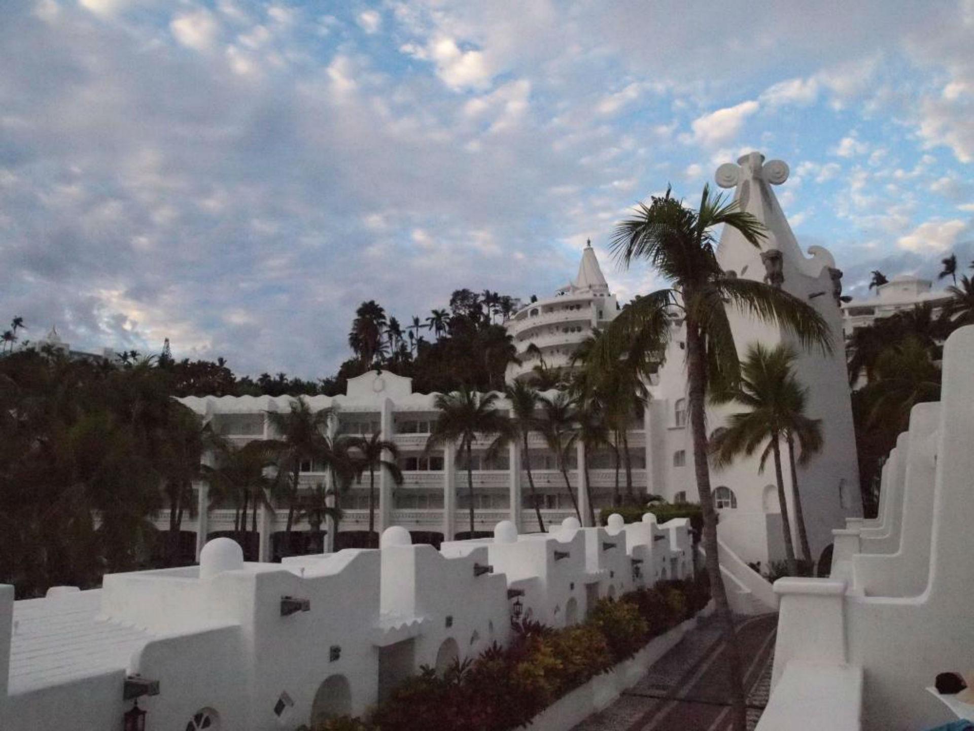Las Hadas By Brisas Manzanillo Zewnętrze zdjęcie The hotel at sunset