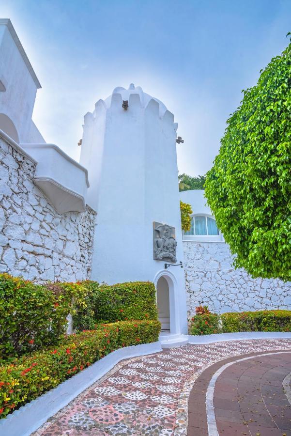 Las Hadas By Brisas Manzanillo Zewnętrze zdjęcie The Lighthouse at the entrance of the hotel