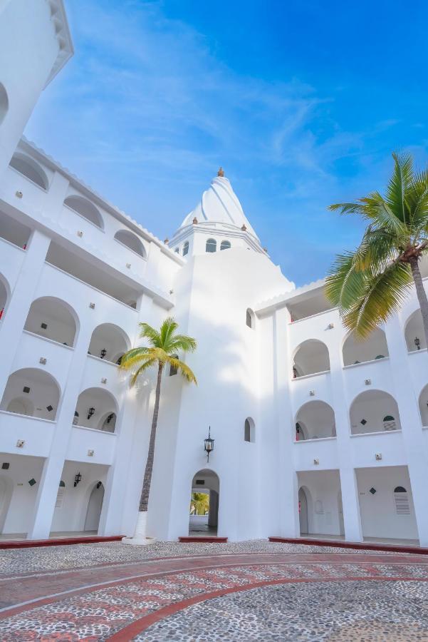Las Hadas By Brisas Manzanillo Zewnętrze zdjęcie The hotel's central courtyard
